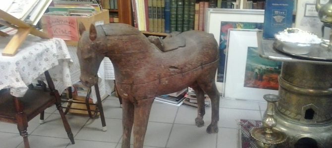 Antike Holzskulptur „Pferd“ aus China