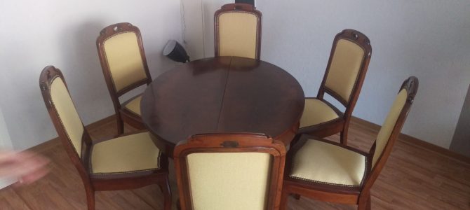 Antiker Tisch mit 6 Stühlen